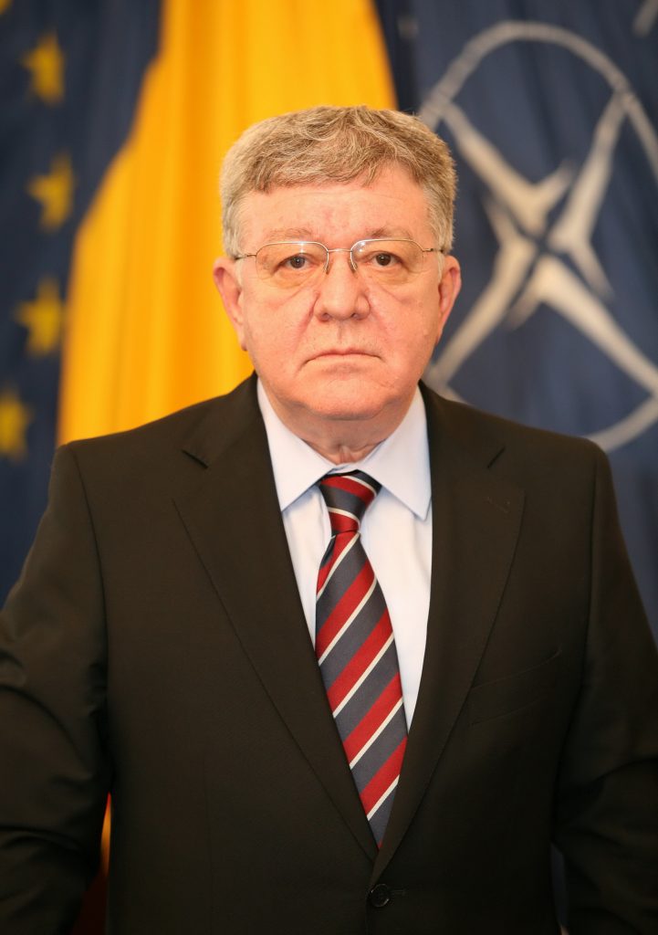 Ministrul Dobrițoiu vrea ”mori de vânt” pe pământurile Armatei