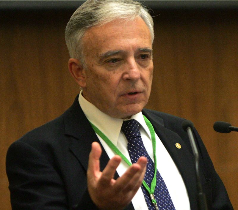 MUGUR ISĂRESCU explică de ce scade leul: Băncile străine duc banii acasă