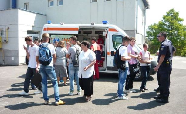 ŞCOALĂ CA-N CODRU. Un elev din Tulcea a dat cu spray paralizant în sala de clasă. Trei adolescenţi sunt în spital