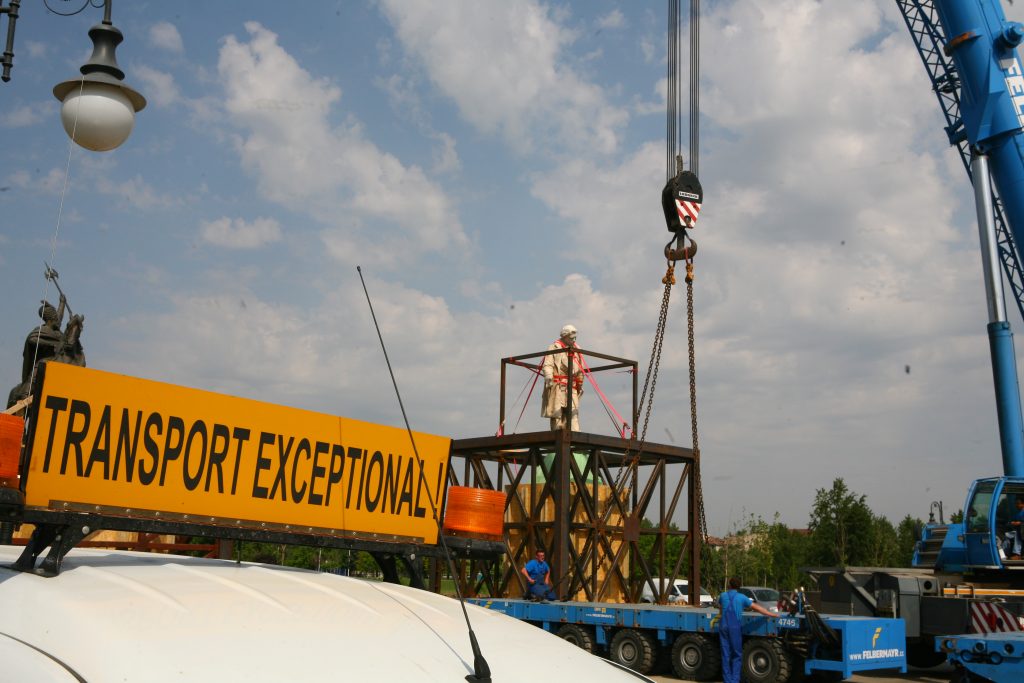 Se mută statuile înapoi la Piața Universității