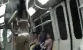 Slăbeşti făcând striptease