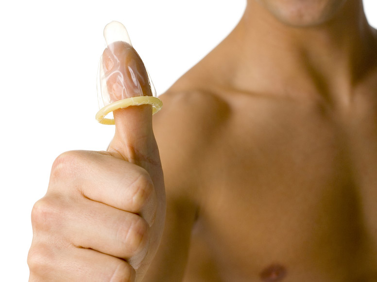 STUDIU. Ce îi influenţează pe tineri să facă sex neprotejat şi să fumeze “iarbă". Cum pot părinţii să îi prevină