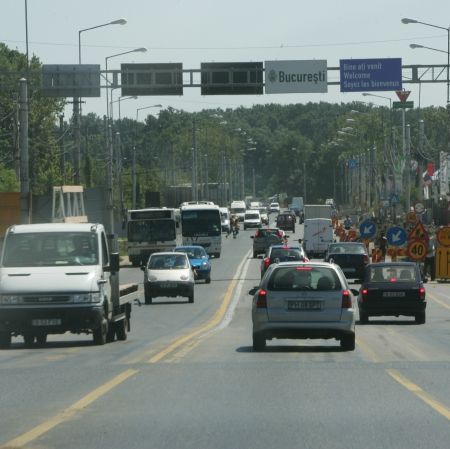 TRAFIC ÎNGREUNAT. Pe DN1 plouă. Risc de derapaje la Posada
