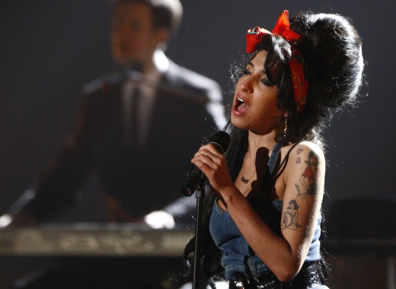 Un tablou pictat de Amy Winehouse cu propriul sânge a fost scos la licitație. VEZI cu cât s-a vândut