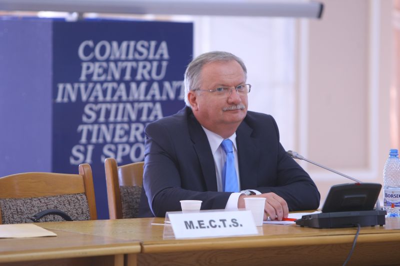 Universitarii comentează PLAGIATUL lui Mang: "Ceea ce a făcut ministrul este, pe ardelenește, o fleșcăială!"