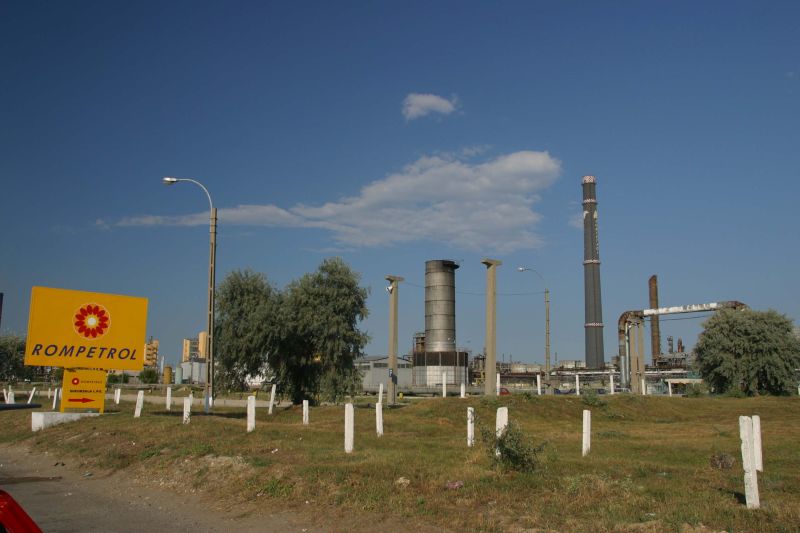 Acţiunile statului la Rompetrol Rafinare trec de la Finanţe la Economie