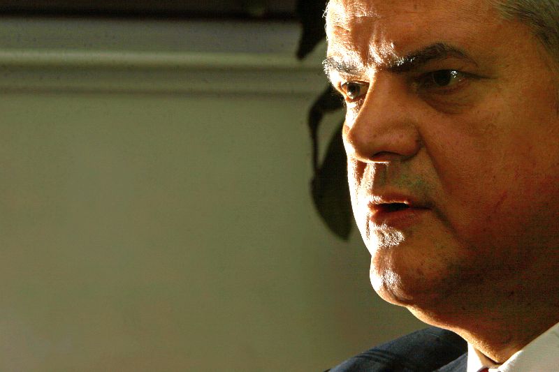 "Adrian Năstase a fost încătuşat după ce s-a împuşcat"