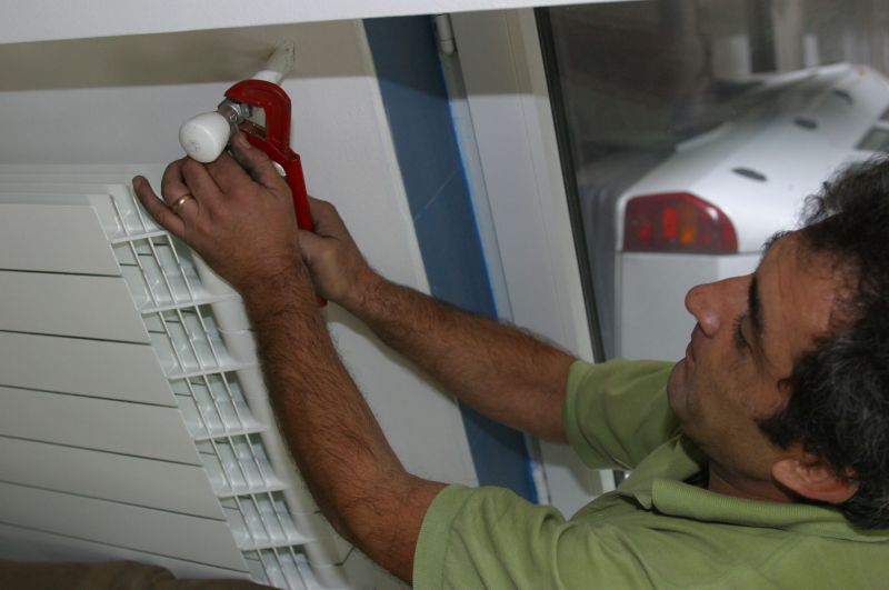 Afacerea "Proiecte de debranşare". Cum sunt puşi românii să plătescă taxe aberante