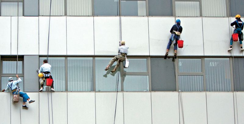 Alpinismul utilitar, slujba unde poţi muri pe bani puţini