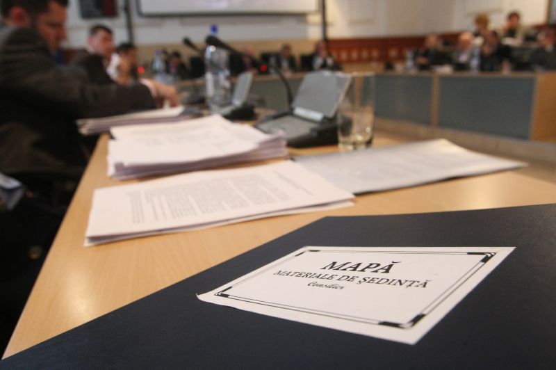 ANI: Românii intră în politică ca să se îmbogăţească