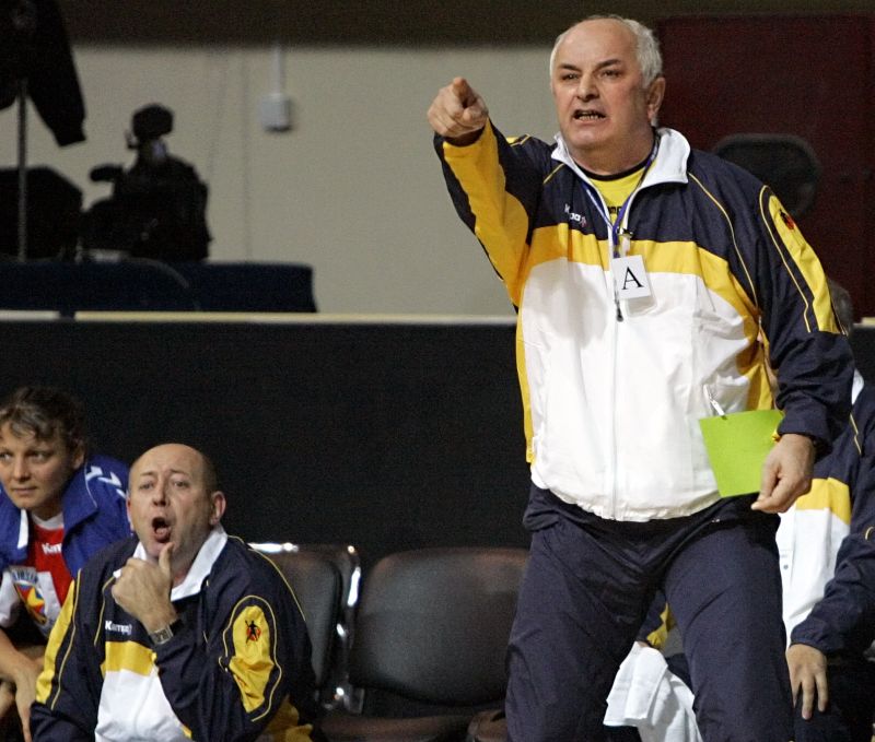 Antrenor dur la naţionala feminină de handbal