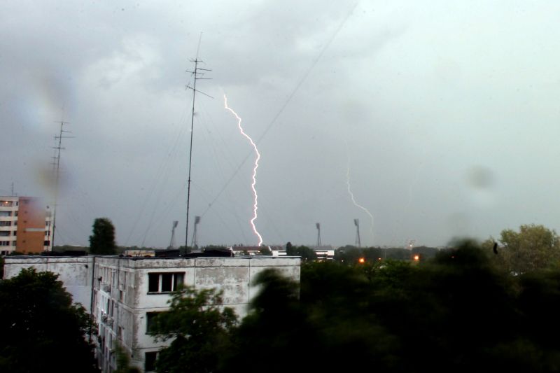 Averse şi descărcări electrice. VEZI cum va fi vremea zilele următoare