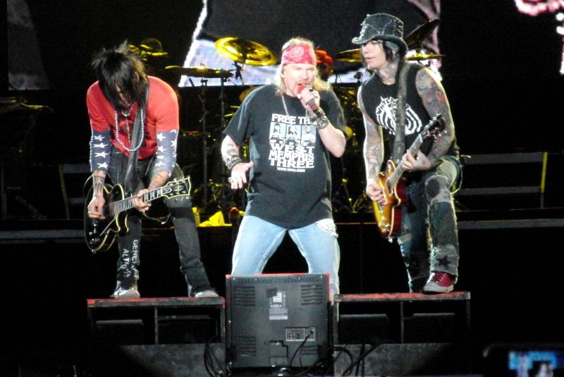 Axl Rose vrea zeci de trandafiri roşii la concert