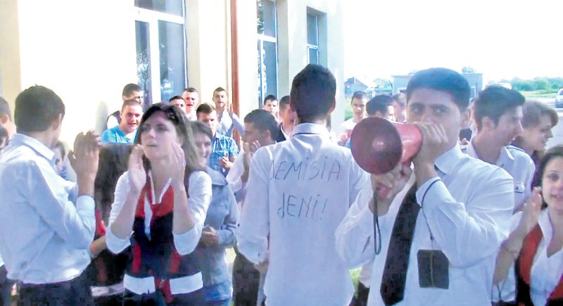 Bac PERTURBAT POLITIC. Director de şcoală: "Mi-am scris demisia pe genunchi, plângând"