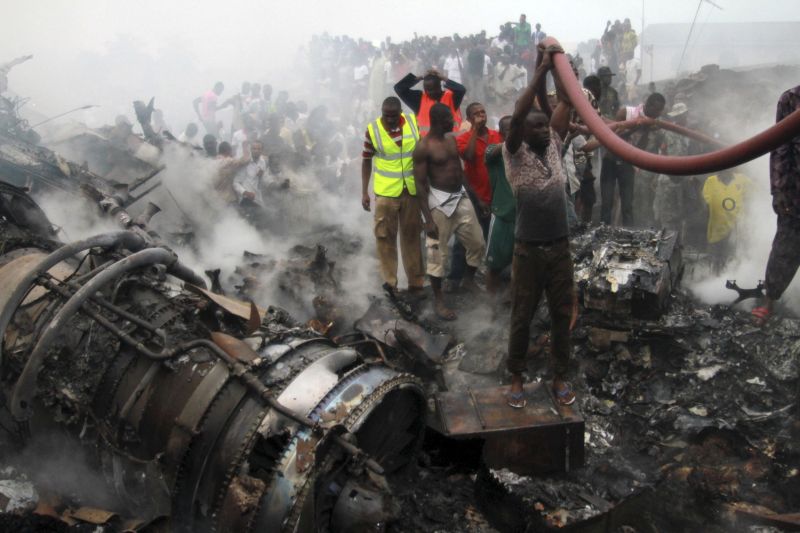 CAUZA TRAGEDIEI AVIATICE DIN NIGERIA: Cele 2 motoare au făcut pană. Noul bilant-157 de morți