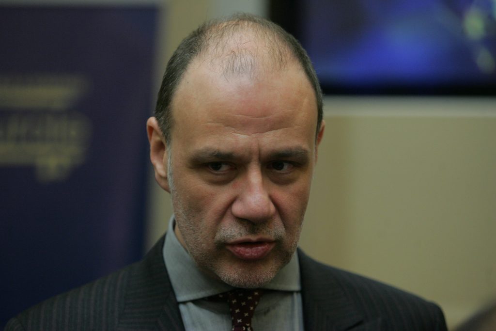 Cererea a scăzut mai puţin decât în statele vecine