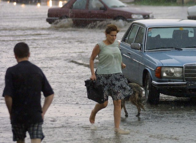 COD PORTOCALIU. Vin furtunile peste România. La munte plouă torenţial