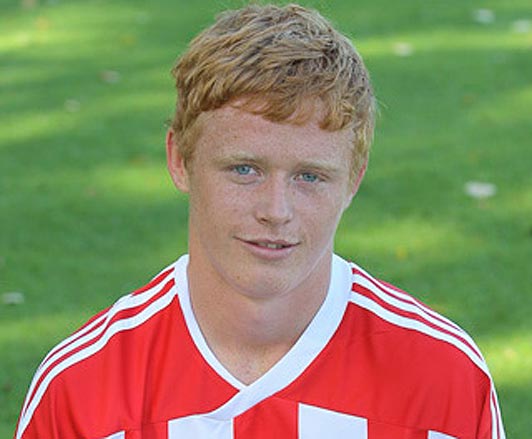 Crimă oribilă în Anglia. Un tânăr fotbalist şi-a înjunghiat prietena în vârstă de 15 ani