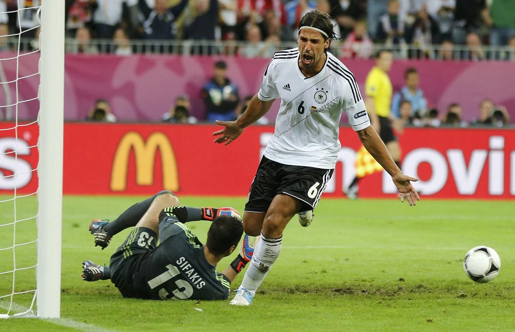 EURO 2012: Fetele, un nou protest la bustul gol! Băieţii au intervenit prompt!