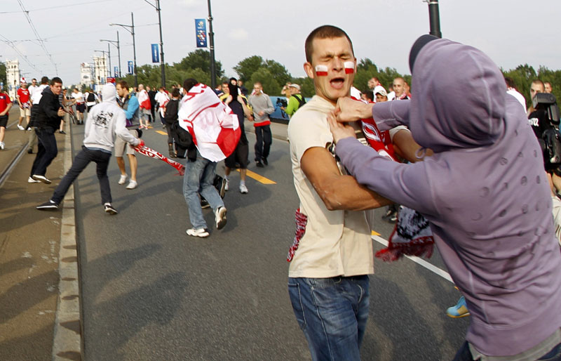 EURO 2012: Fotoreporter român, BĂTUT ŞI JEFUIT în Ucraina