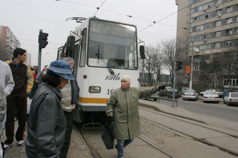 Ghinion: tramvaiul polonez de 1,5 milioane de euro s-a stricat la inaugurare. "OZN"-ul a rămas câteva ore pe linie