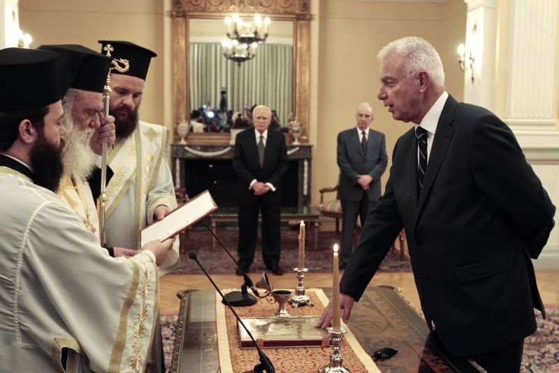 Grecia mai are bani de salarii şi pensii doar pentru o lună