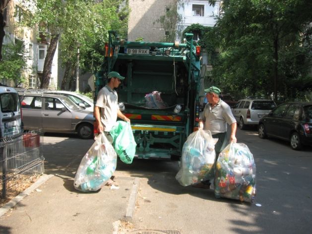 Gunoiul, mai scump în sectorul 1. Contractul de salubrizare, piperat şi ilegal