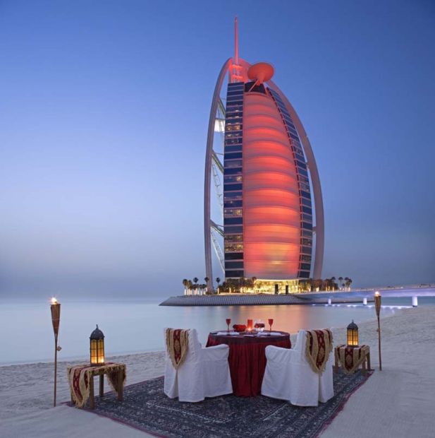O vedetă a „obosit” în carantină. Imagini incendiare cu ea „muncind” în Dubai