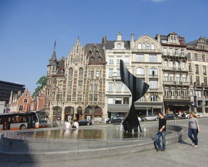 La Bruxelles, turiştii se informează cu smartphone-ul