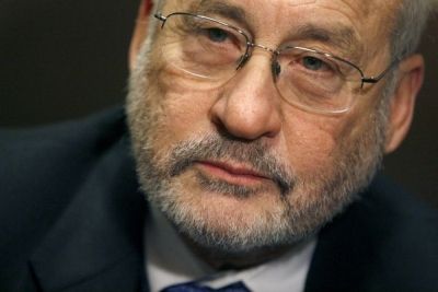 Laureat al Premiului Nobel: Ieşirea Greciei din zona euro nu va dezmembra moneda, ci o va întâri
