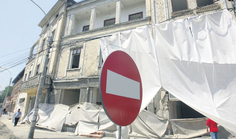 Legea reabilitării faţadelor. Ignoranţa statului şi a proprietarilor pune în pericol vieţiile oamenilor. VEZI lista clădirilor şubrede din Capitală