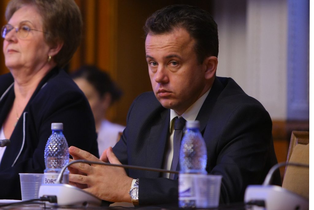 Ministrul Educaţiei: "Dacă există şcoală fără camere, directorul ei poate să plece"