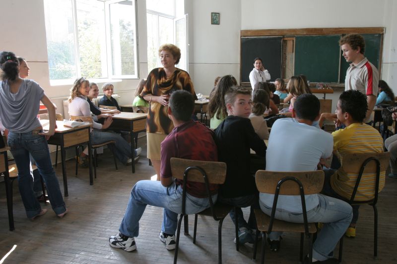 Ministrul Educaţiei merge mâine la consultări cu liderii liceenilor