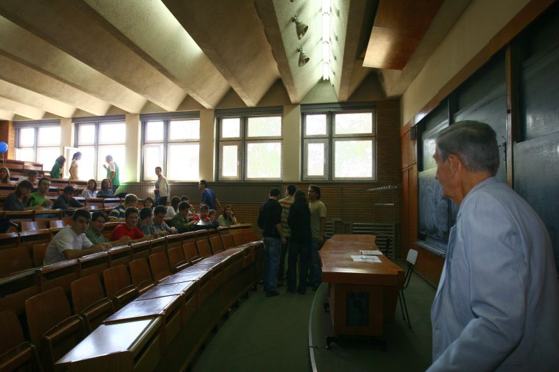 Ministrul Liviu Pop reabilitează "fabricile de diplome"