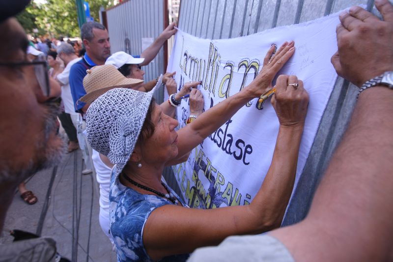 Miting la Floreasca: "Cine-l iubeşte pe Năstase să treacă la semnături!"