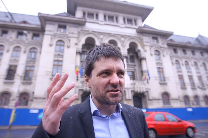 Nicuşor Dan, "votat" şi la Iaşi. Oamenii i-au făcut chenar cu pixul!