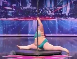 O tânără de 150 de kg a uimit juriul de la America’s Got Talent cu un DANS LA BARĂ | VIDEO