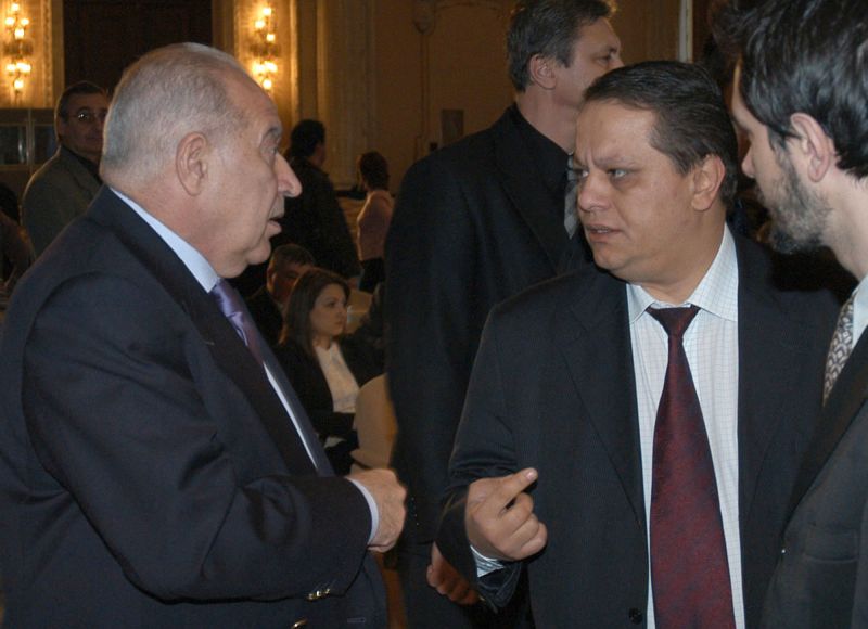 Omul lui Voiculescu vrea să-l "taie" pe omul lui Antonescu