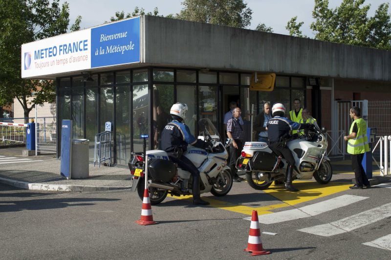 OSTATICI într-o bancă din Toulouse. Autorul atacului a fost arestat