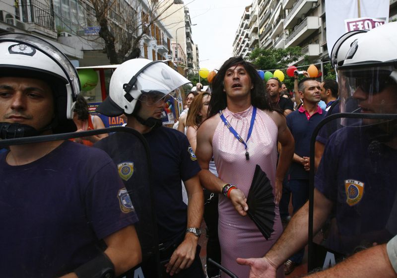 Participanţii la parada Gay Pride, atacaţi cu ouă şi sticle cu apă