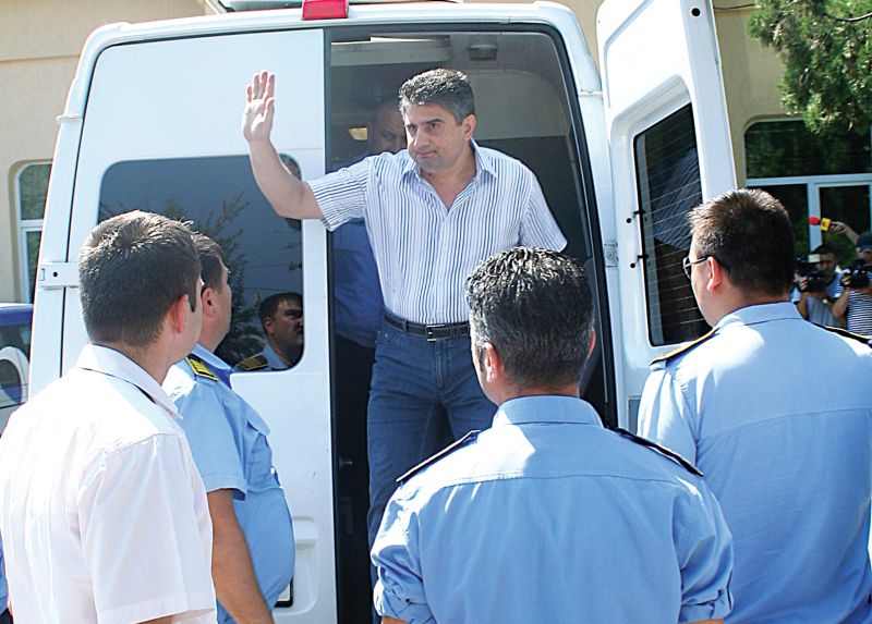 "Primarul cu cătuşe" a înjurat consilierii!