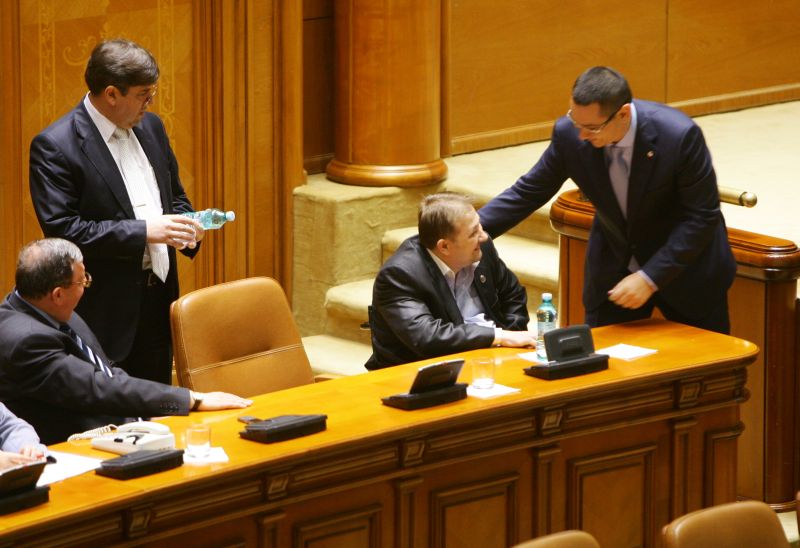 Proiectul care ciunteşte atribuţiile CCR, retrimis din plen la comisie
