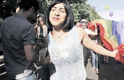 PROTESTE ÎN BUCUREŞTI. Sute de oameni au mărşăluit împotriva HOMOSEXUALILOR