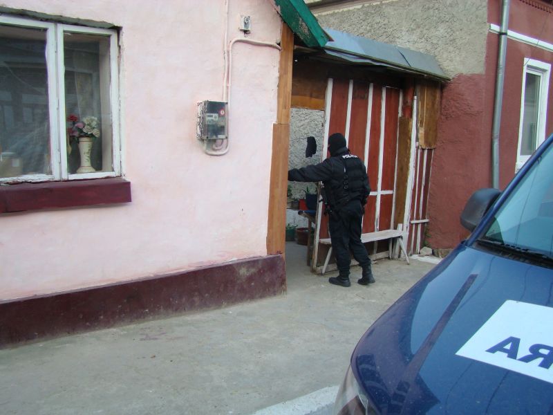 Proxeneţi după gratii. Sute de mii de euro obţinuţi din prostituţie în Franţa