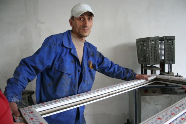 Puşcăriaşii din Jilava atacă piaţa termopanelor!