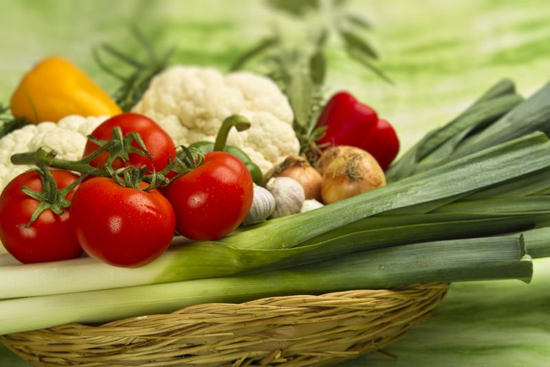 STUDIU. Pesticidele de pe fructe şi legume duc la apariţia unei boli grave la copii
