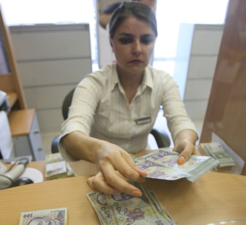 Studiu: Românii, prea săraci să mai pună bani deoparte