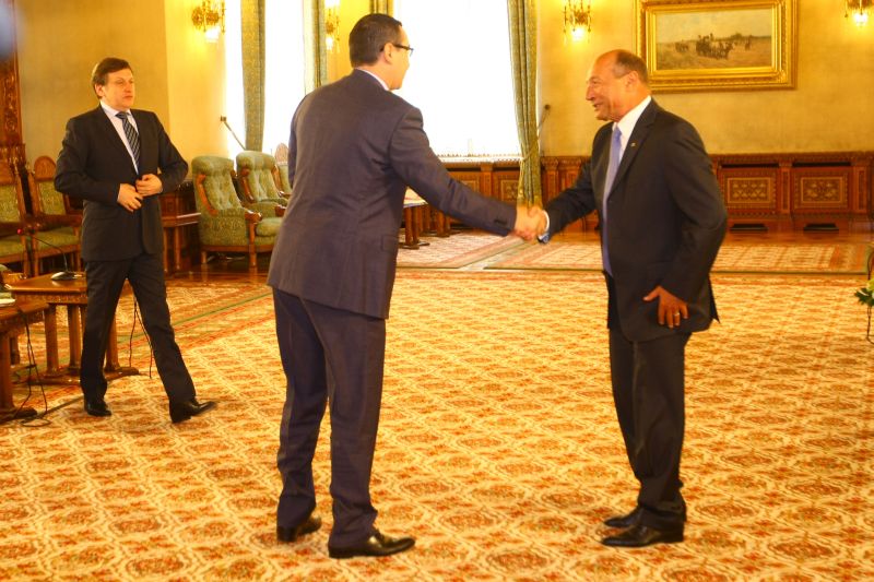ULUITOR: Ponta îi taie benzina la avion lui Băsescu
