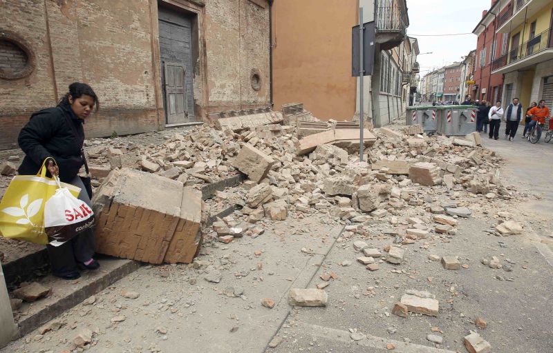 Un copil de cinci ani a murit în Bucureşti, după ce un zid a căzut peste el