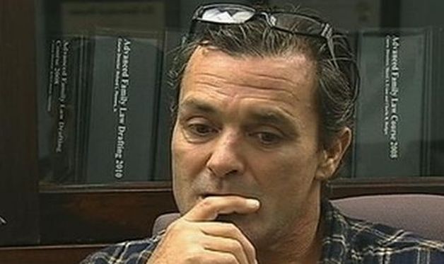 Un om al străzii a găsit 77.000 de dolari pe jos
